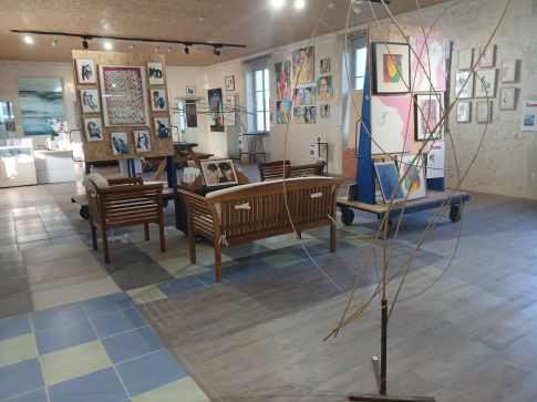 Etage de l'ancienne beurrerie de Massais aujourd'hui salle d'exposition de la galerie la corbata rosa.