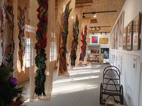 Salle 1 : Le quai de réception, à gauche installation la forêt de l'artiste Juliette Trébuchet en 2025 Salle 1 : Le quai de réception, à gauche installation la forêt de l'artiste Juliette Trébuchet en 2025